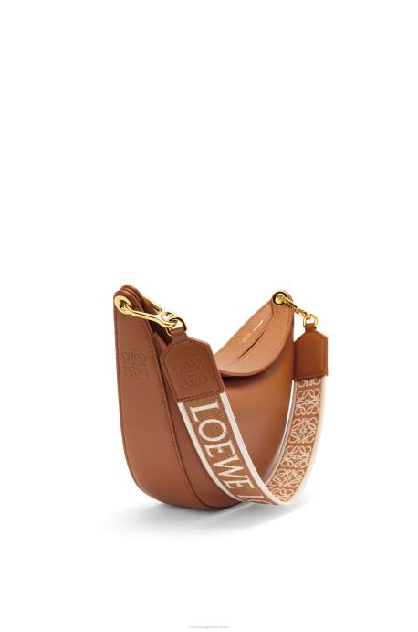 Loewe mujer Bolso luna pequeño de piel de becerro satinada y jacquard LP64452 pacana