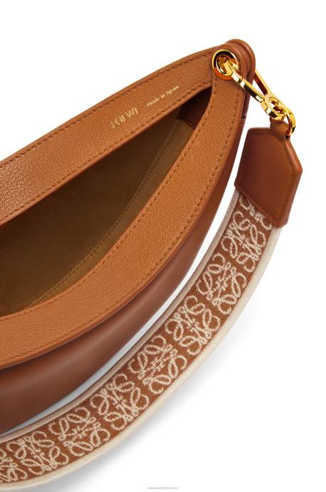 Loewe mujer Bolso luna pequeño de piel de becerro satinada y jacquard LP64452 pacana