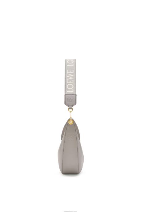 Loewe mujer Bolso luna pequeño de piel de becerro satinada y jacquard LP64476 Perla gris