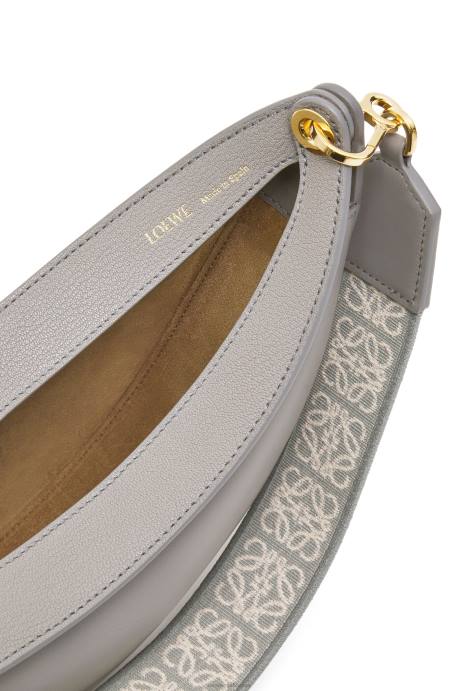Loewe mujer Bolso luna pequeño de piel de becerro satinada y jacquard LP64476 Perla gris