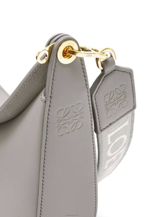 Loewe mujer Bolso luna pequeño de piel de becerro satinada y jacquard LP64476 Perla gris