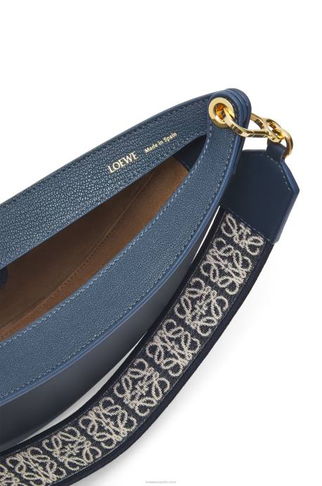 Loewe mujer Bolso luna pequeño de piel de becerro satinada y jacquard LP64482 azul ónix