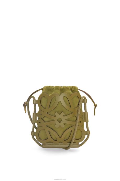 Loewe mujer bandolera con anagrama recortado en piel de becerro clásica y lona LP64226 aceituna