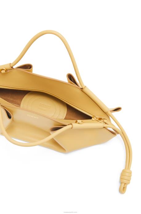 Loewe mujer bolso paseo pequeño de piel de becerro napa brillante LP64351 mantequilla oscura