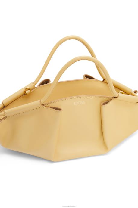 Loewe mujer bolso paseo pequeño de piel de becerro napa brillante LP64351 mantequilla oscura