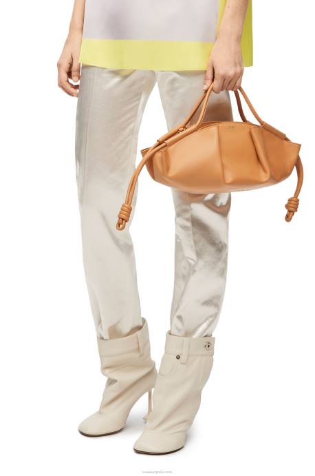 Loewe mujer bolso paseo pequeño de piel de becerro napa brillante LP64418 cálido desierto