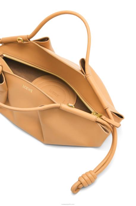 Loewe mujer bolso paseo pequeño de piel de becerro napa brillante LP64418 cálido desierto