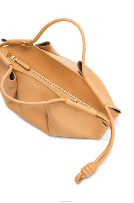 Loewe mujer bolso paseo pequeño de piel de becerro napa brillante LP64418 cálido desierto