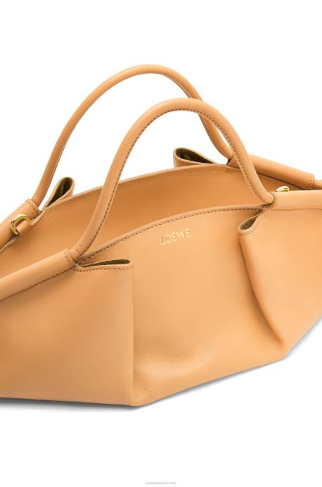 Loewe mujer bolso paseo pequeño de piel de becerro napa brillante LP64418 cálido desierto