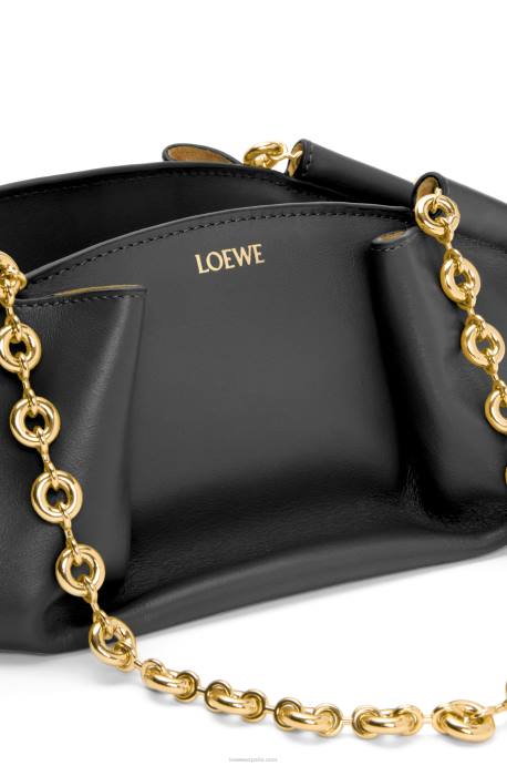Loewe mujer bolso paseo pequeño de piel de becerro napa brillante con cadena LP64402 negro