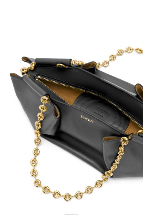 Loewe mujer bolso paseo pequeño de piel de becerro napa brillante con cadena LP64402 negro