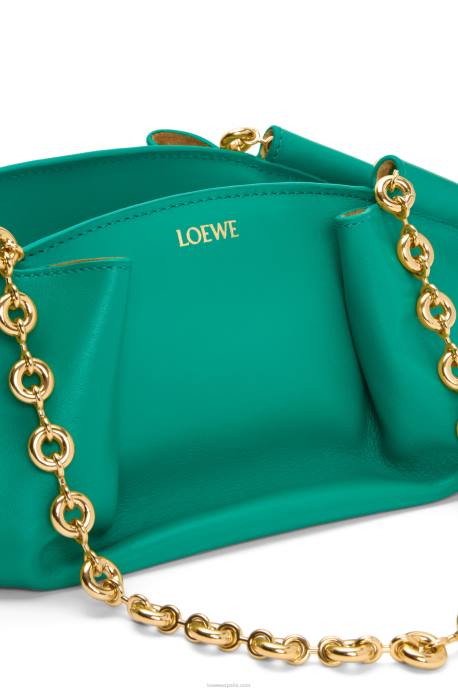 Loewe mujer bolso paseo pequeño de piel de becerro napa brillante con cadena LP64403 verde esmeralda
