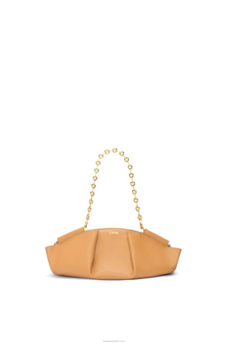 Loewe mujer bolso paseo pequeño de piel de becerro napa brillante con cadena LP64421 cálido desierto