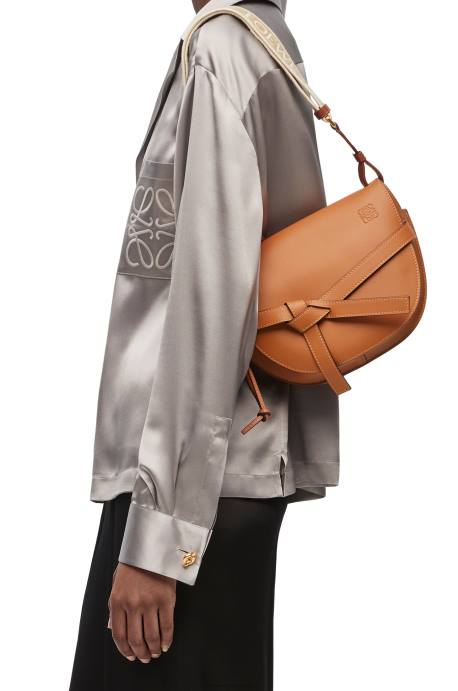 Loewe mujer bolso gate pequeño en suave piel de becerro y jacquard LP64254 broncearse