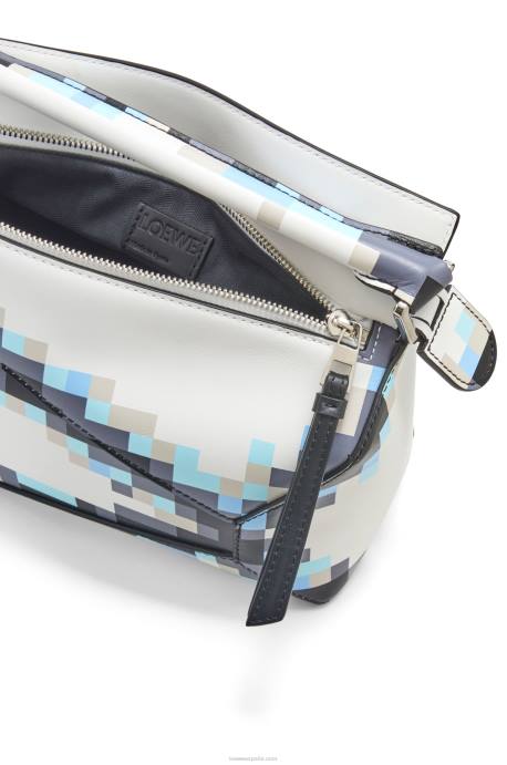 Loewe mujer bolso pequeño con borde de rompecabezas pixelado de piel de becerro satinada LP64395 blanco