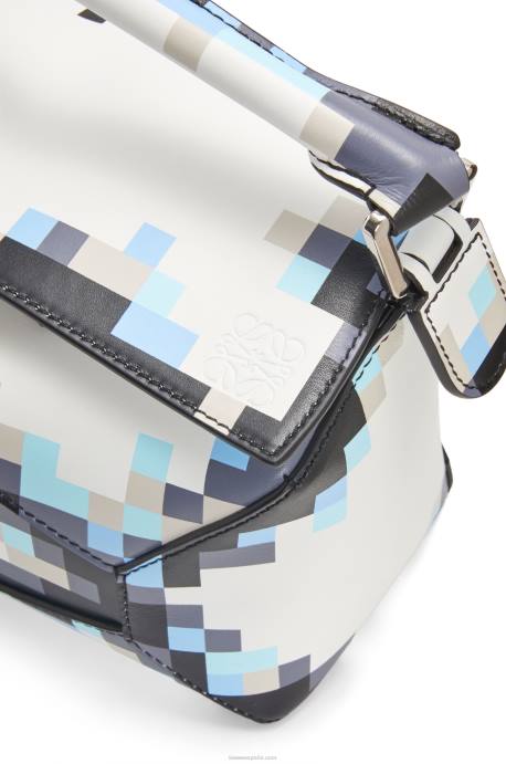 Loewe mujer bolso pequeño con borde de rompecabezas pixelado de piel de becerro satinada LP64395 blanco