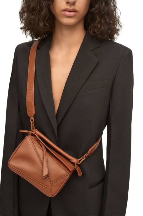 Loewe mujer bolso puzzle mini de piel de becerro satinada LP64273 pacana