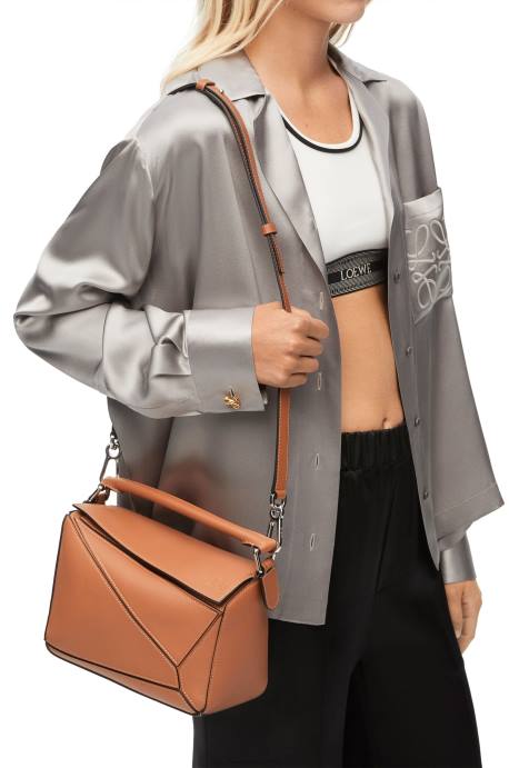 Loewe mujer bolso puzzle pequeño de piel de becerro clásica LP64364 broncearse