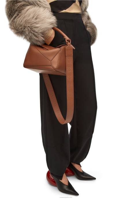 Loewe mujer bolso puzzle pequeño de piel de becerro satinada LP64470 pacana