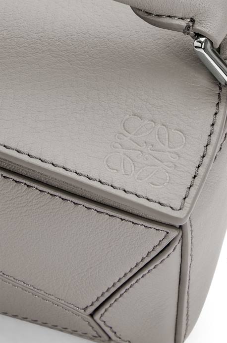 Loewe mujer minibolso puzzle de piel de becerro clásica LP64314 Perla gris