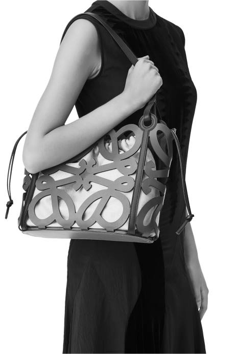 Loewe mujer bolso tote pequeño con anagrama recortado de piel de becerro box LP64187 blanco suave