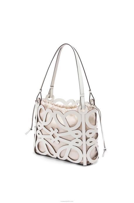 Loewe mujer bolso tote pequeño con anagrama recortado de piel de becerro box LP64187 blanco suave
