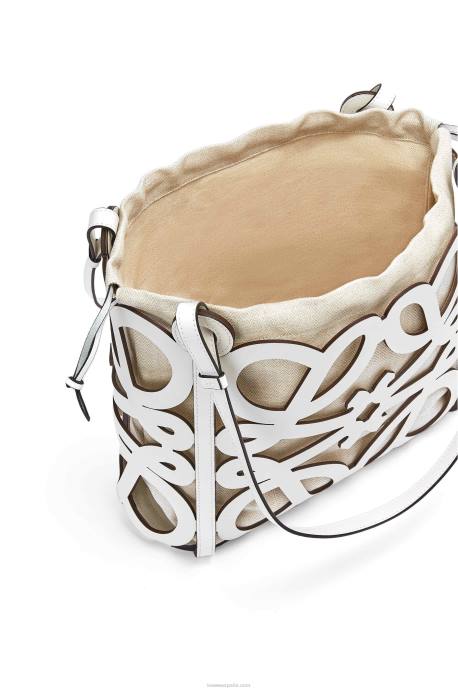 Loewe mujer bolso tote pequeño con anagrama recortado de piel de becerro box LP64187 blanco suave
