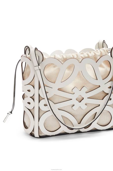 Loewe mujer bolso tote pequeño con anagrama recortado de piel de becerro box LP64187 blanco suave