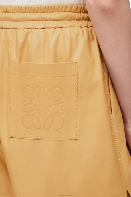 Loewe mujer shorts elásticos en napa LP641114 arena/mantequilla