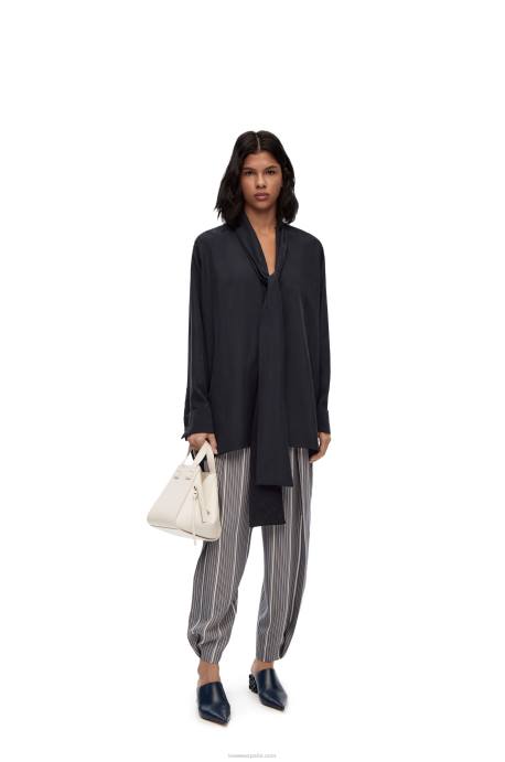 Loewe mujer Blusa de seda con solapa y anagrama LP64917 azul profundo