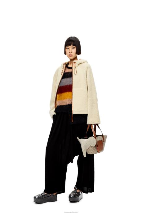 Loewe mujer chamarra con cremallera y capucha en borrego LP641151 blanco suave/tostado