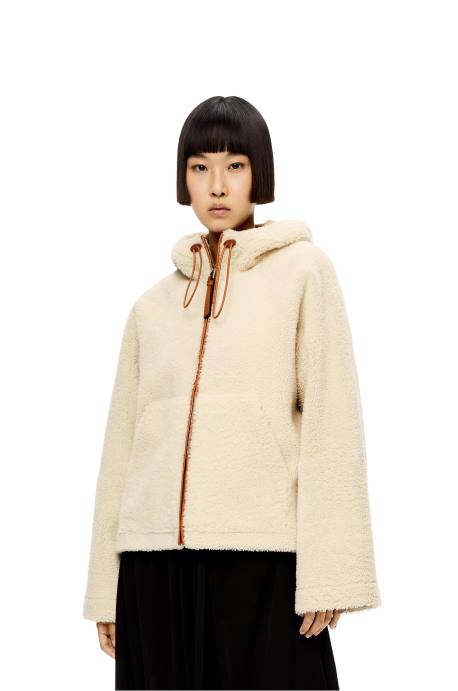 Loewe mujer chamarra con cremallera y capucha en borrego LP641151 blanco suave/tostado