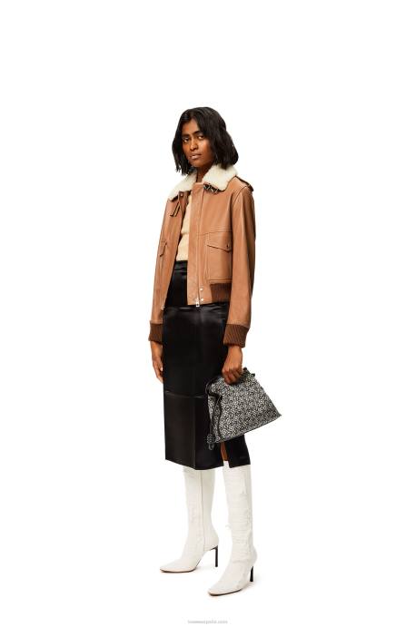 Loewe mujer chaqueta de aviador en napa LP641158 caramelo/blanco