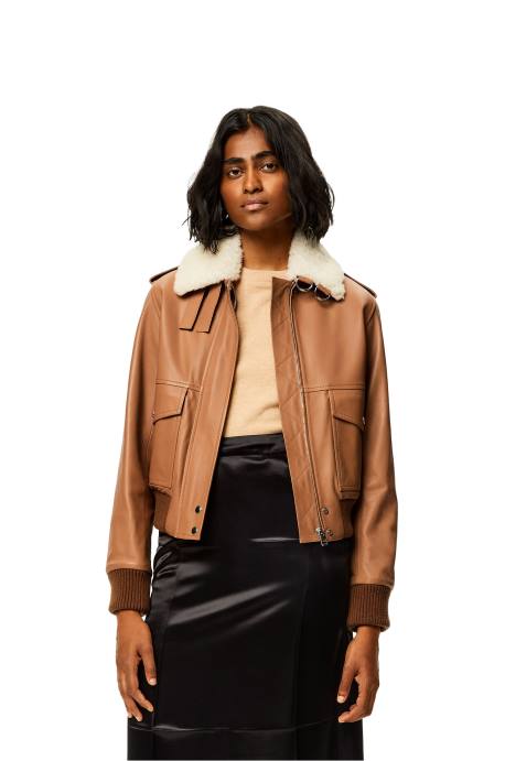 Loewe mujer chaqueta de aviador en napa LP641158 caramelo/blanco