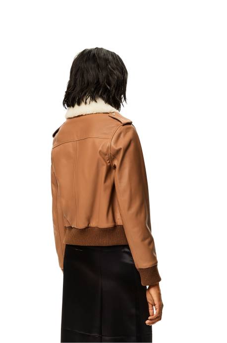 Loewe mujer chaqueta de aviador en napa LP641158 caramelo/blanco
