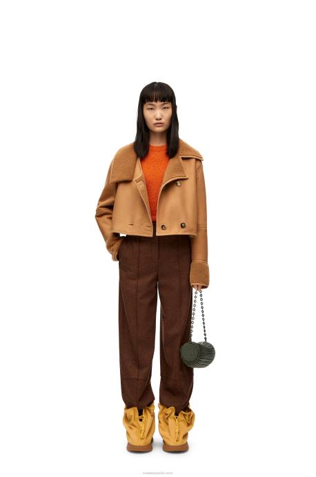 Loewe mujer chaqueta deconstruida de borrego LP641130 desierto/burdeos