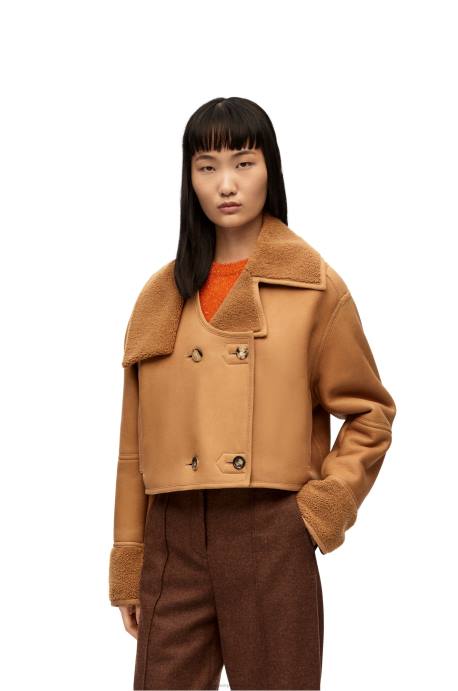 Loewe mujer chaqueta deconstruida de borrego LP641130 desierto/burdeos