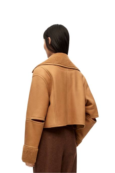 Loewe mujer chaqueta deconstruida de borrego LP641130 desierto/burdeos