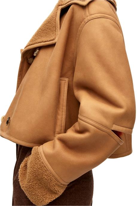 Loewe mujer chaqueta deconstruida de borrego LP641130 desierto/burdeos