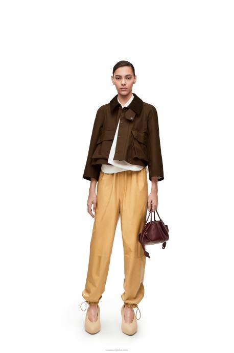 Loewe mujer pantalones elásticos en napa efecto papel LP641115 arena/mantequilla