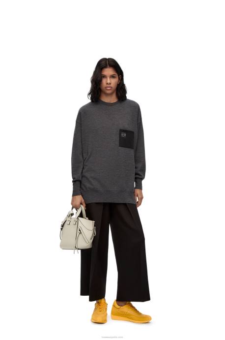 Loewe mujer Jersey de lana con bolsillo con anagrama LP64991 gris oscuro