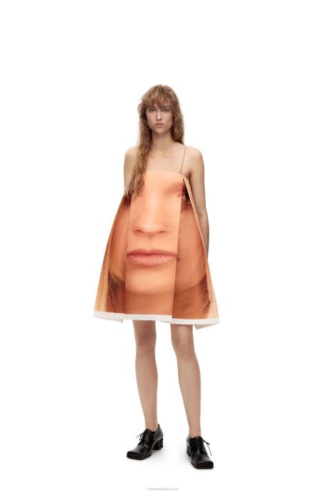 Loewe mujer vestido de tiras con estampado de rostros en raso duchesse técnico LP641089 amarillo/multicolor