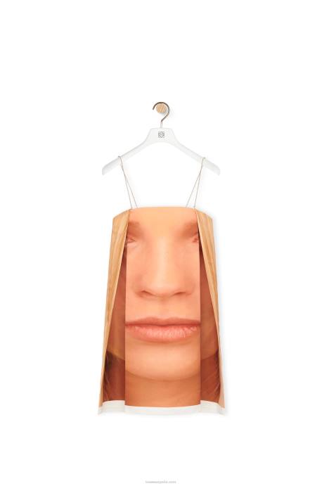 Loewe mujer vestido de tiras con estampado de rostros en raso duchesse técnico LP641089 amarillo/multicolor