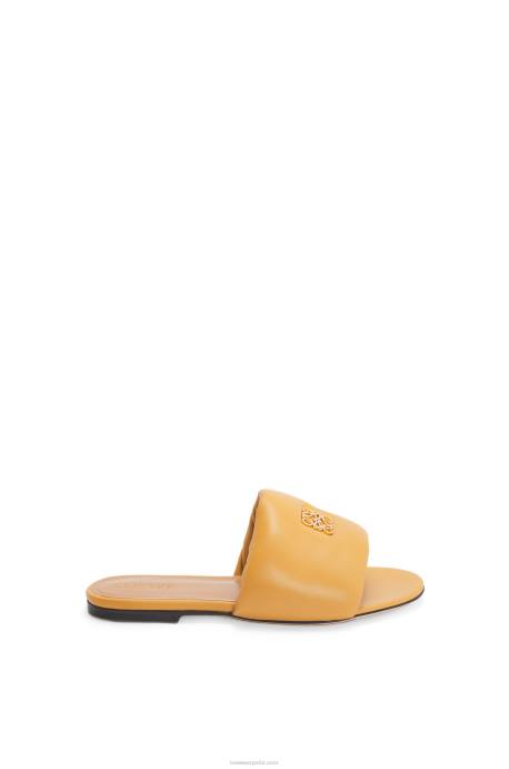 Loewe mujer Chanclas acolchadas con anagrama de piel de cordero LP64684 desierto