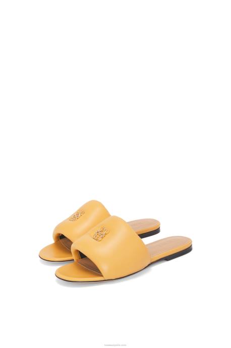 Loewe mujer Chanclas acolchadas con anagrama de piel de cordero LP64684 desierto