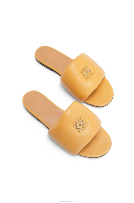 Loewe mujer Chanclas acolchadas con anagrama de piel de cordero LP64684 desierto