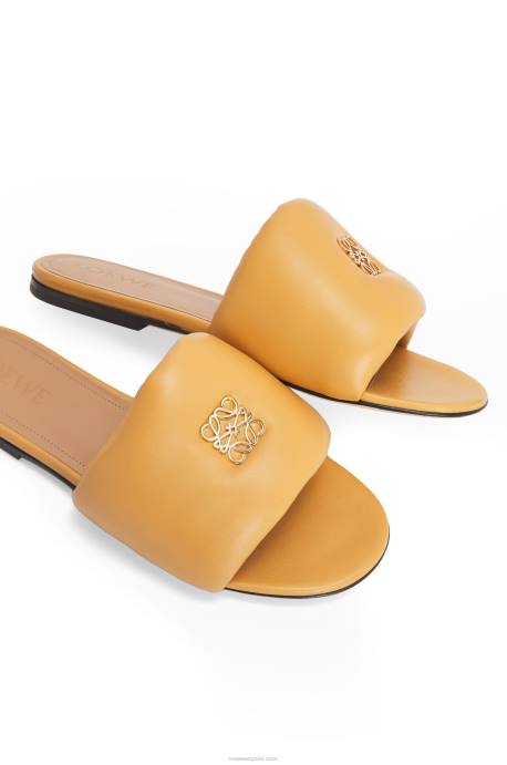 Loewe mujer Chanclas acolchadas con anagrama de piel de cordero LP64684 desierto