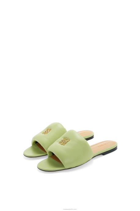 Loewe mujer Chanclas acolchadas con anagrama de piel de cordero LP64686 Verde pálido