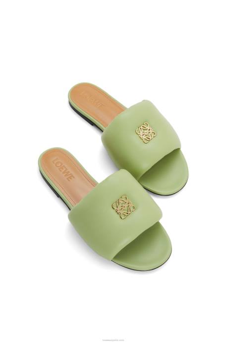 Loewe mujer Chanclas acolchadas con anagrama de piel de cordero LP64686 Verde pálido