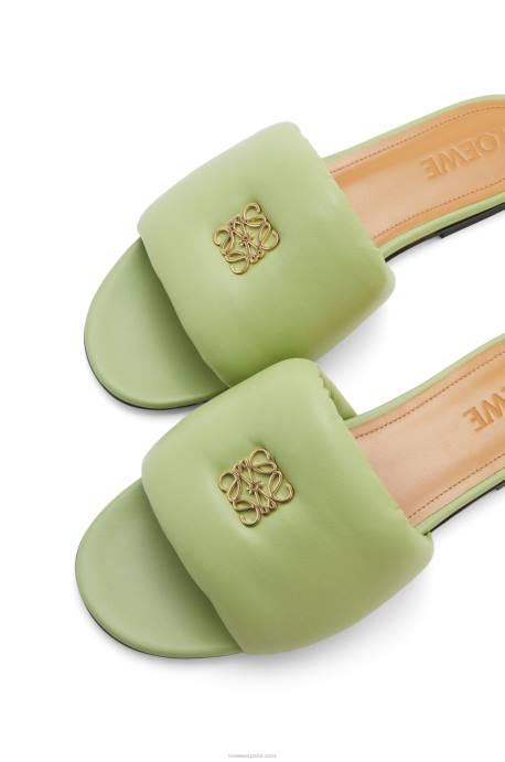 Loewe mujer Chanclas acolchadas con anagrama de piel de cordero LP64686 Verde pálido